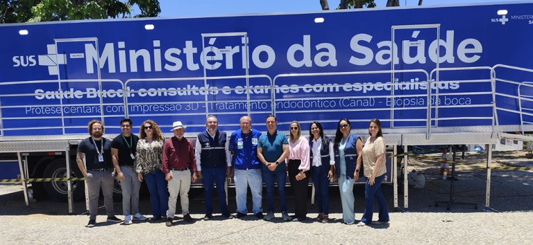 Equipe posa diante da carreta de saúde bucal do Ministério da Saúde, em Garanhuns.